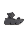 Sandalia deportiva en color negro y gran plataforma con ajuste en el tobillo y empeine para mujer con estilo moderno