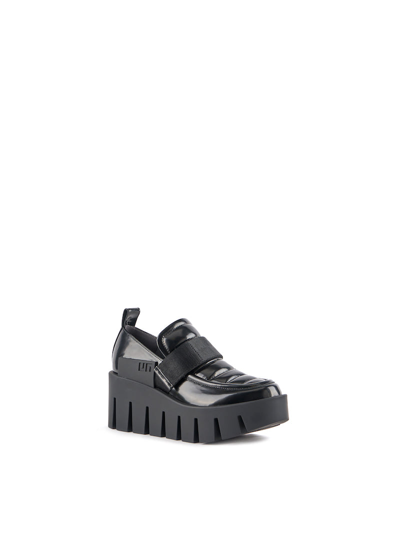 Mocasín de piel negro para mujer con plataforma.