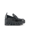 Mocasín de piel negro para mujer con plataforma.