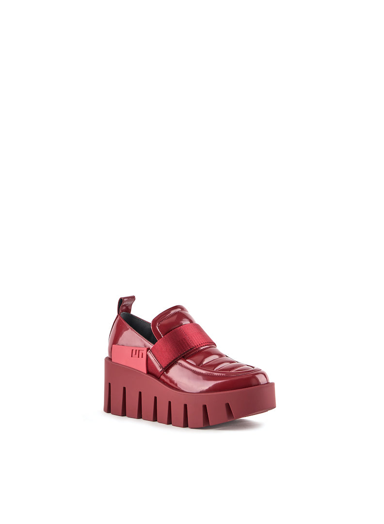 Mocasín de piel para mujer con plataforma color rojo cereza.