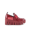 Mocasín de piel para mujer con plataforma color rojo cereza.