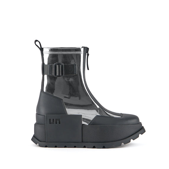 Bota de estilo deportivo con cremallera y acabado metalizado para mujer.
