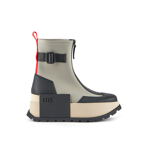 Bota de nylon y piel para mujer en color gris y rosa fucsia.