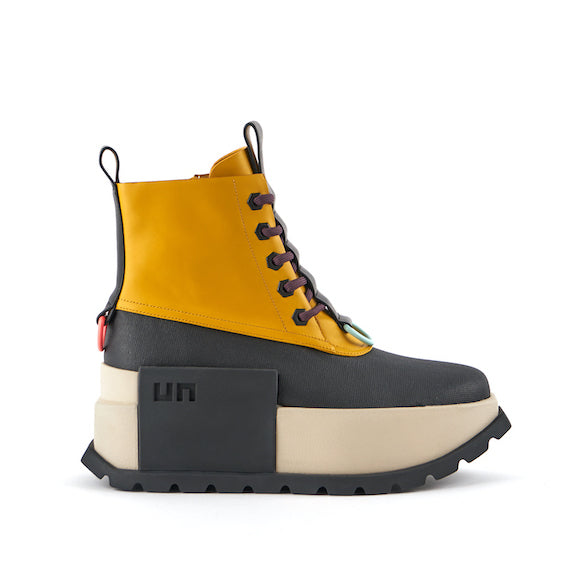 Botín de piel amarillo con cordones y plataforma para mujer.