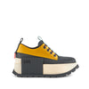 Zapatilla deportiva y elegante de piel con cordones para mujer en color amarillo mostaza.