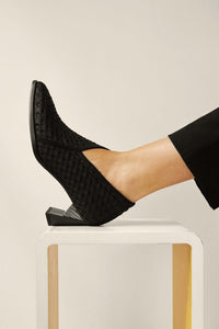 Zapato de tacón medio, patrón tipo calcetín en color negro.