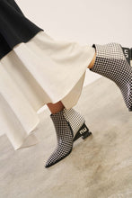 Cargar imagen en el visor de la galería, Bota negra y blanca con tacón metálico negro
