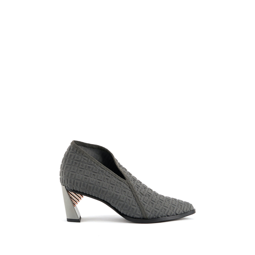Zapato gris cómodo y de diseño, con tacón medio.